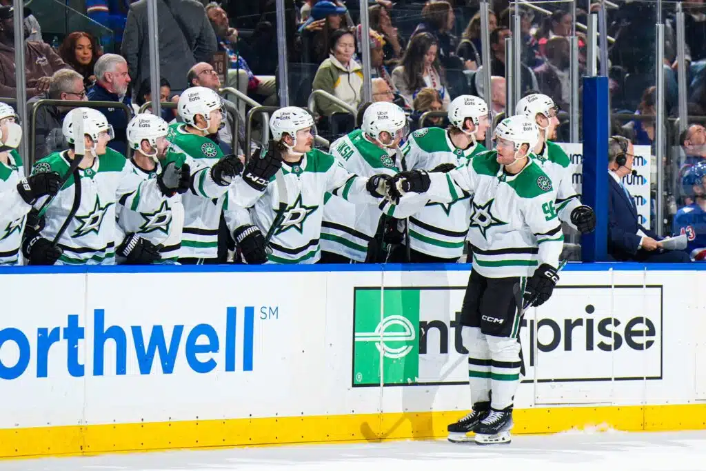 Mitä ihmettä? Mikko Rantanen hengittää HIFK-valmentajan niskaan