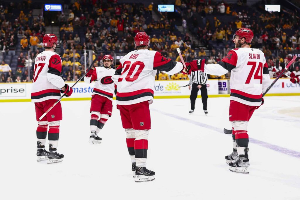 Pinna kiristyy Carolinassa – Sebastian Aholle kaksi kovaa iskua