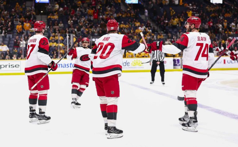 Pinna kiristyy Carolinassa – Sebastian Aholle kaksi kovaa iskua