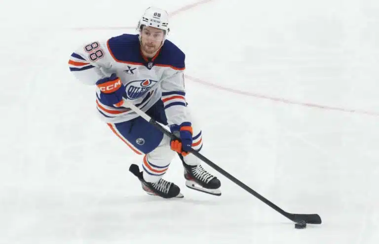 NHL-jätti pääsi sammuneesta tähdestä – MM-kisojen maalikuningas kävi kaupaksi