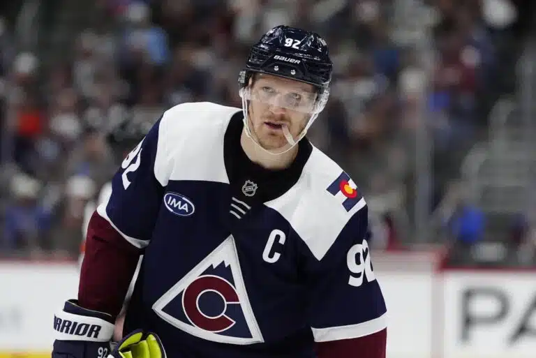 Ruotsin NHL-tähti loukkaantui jälleen – mestarisuosikin ykkösketju uuteen uskoon