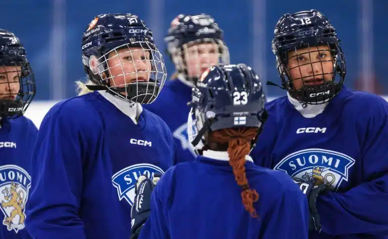 Hiljainen hetki kopissa – Tyttöleijonien pettymys purkautui näillä sanoilla