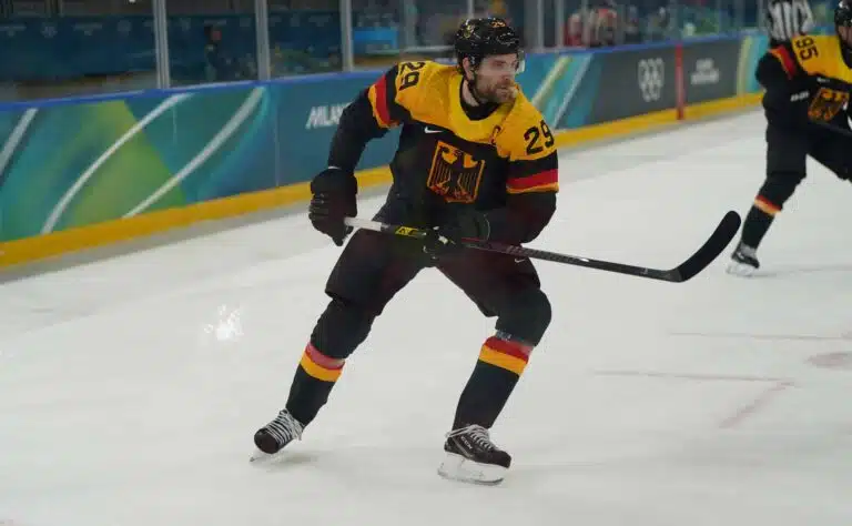 Isä ohitettiin olympiajäillä – supertähti kirjoitti saksalaista kiekkohistoriaa