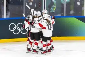 Ruotsille kylmää kyytiä – ensimmäiset olympiakiekkomitalit jaettiin