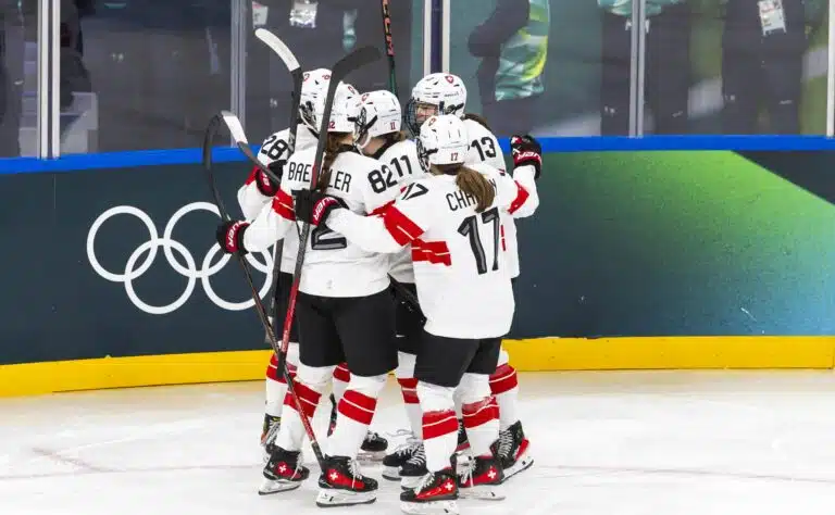 Ruotsille kylmää kyytiä – ensimmäiset olympiakiekkomitalit jaettiin