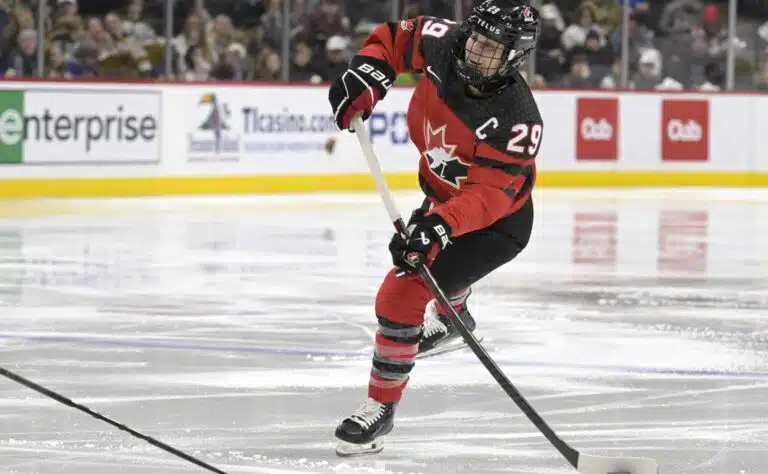 Naisten olympiakiekossa jättidraama superottelun alla