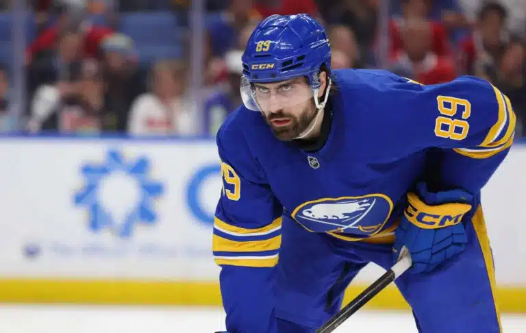 Buffalo katsoo sivusta – NHL-tähti kärkkyy jättitiliä
