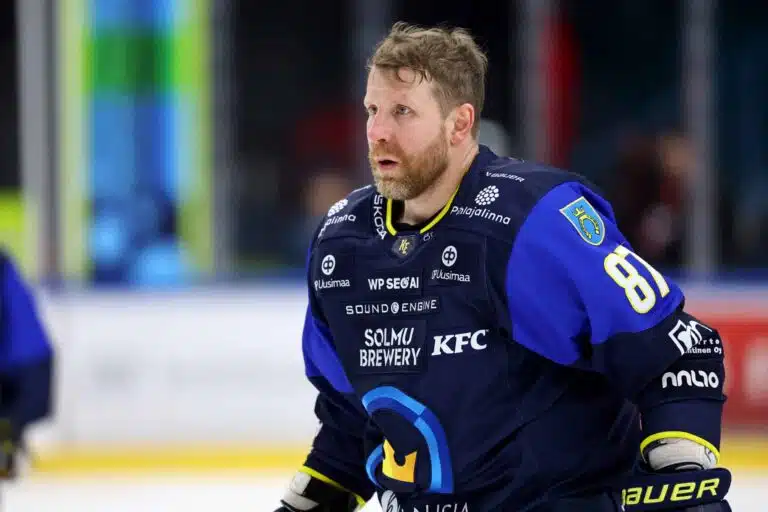SK: Kiekkotähdet valtaavat Riian – Suomi mukana tapahtumassa, jossa kiekko liikkuu ja nyrkit heiluvat
