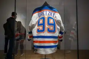 Vanha pelipaita räjäytti pankin – NHL-ikonin historia maksoi miljoonia