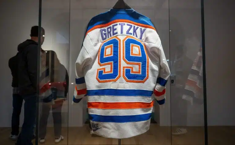 Vanha pelipaita räjäytti pankin – NHL-ikonin historia maksoi miljoonia