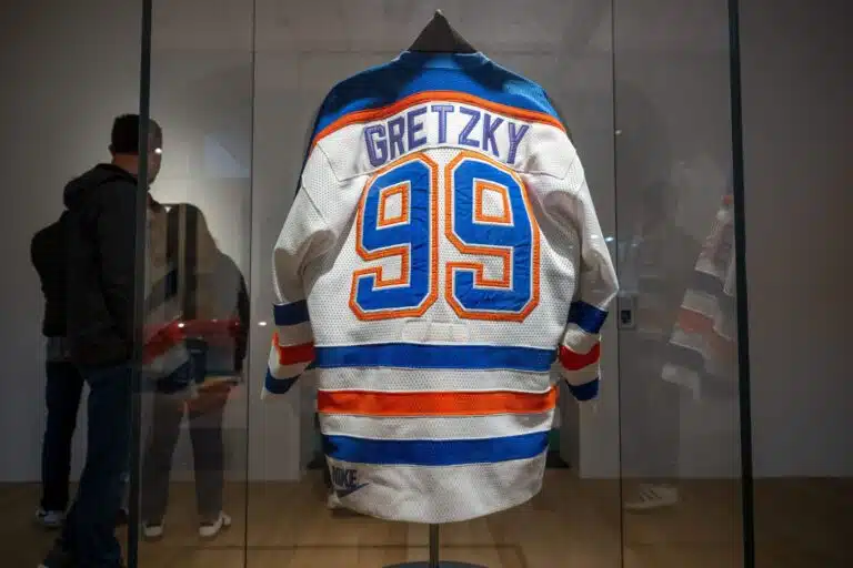 Vanha pelipaita räjäytti pankin – NHL-ikonin historia maksoi miljoonia