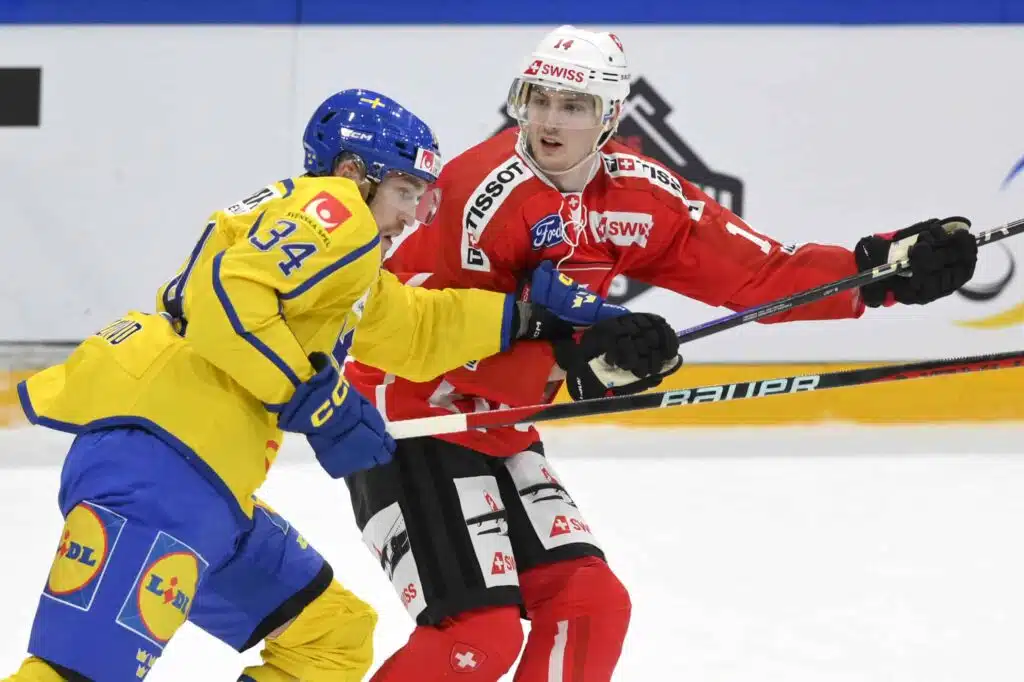 Ruotsalaishyökkääjä lähellä sopimusta – silti NHL kummittelee takaraivossa