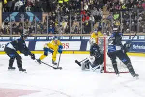 Finaali alkoi myrskyllä – ruotsalainen joutui keskelle katsomokaaosta