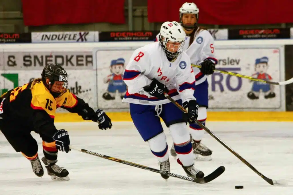 Törkyhuudot ylittivät rajan – tv-asiantuntijaan kohdistunut käytös pakotti kovaan ratkaisuun