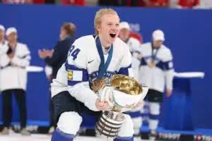 Yksi ratkaisu muutti MM-finaalin – taustalla yllättävä NHL-yhteys