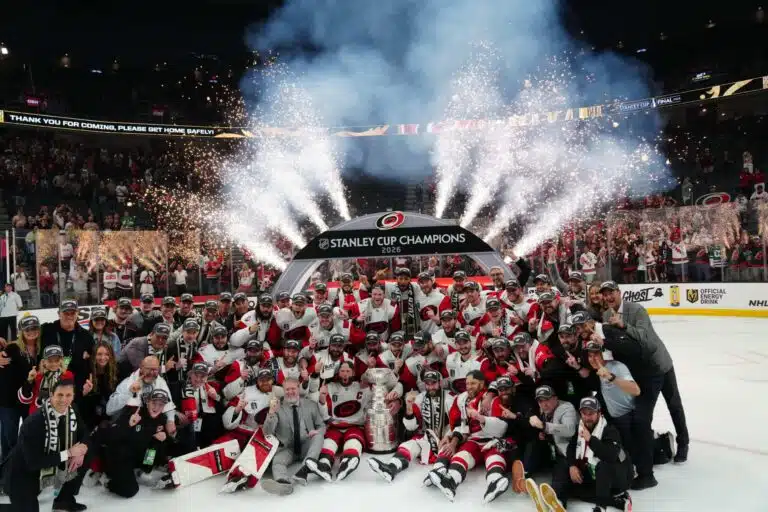 Carolina avasi oven – vähälle vastuulle jäänyt maalivahti sai NHL-sopimuksen
