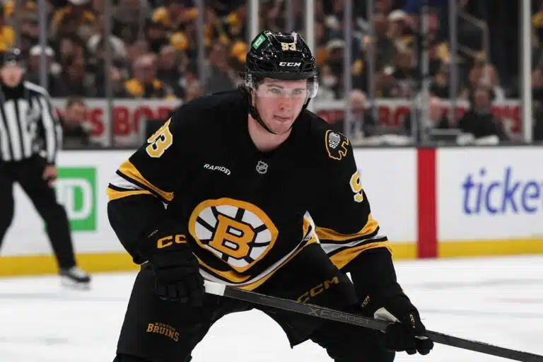 Fraser Minten, Boston Bruins