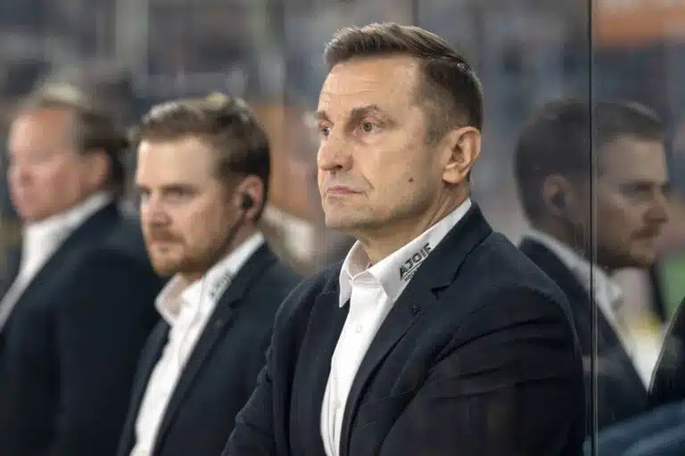 Ville Peltonen Ajoien päävalmentajana syksyllä 2026